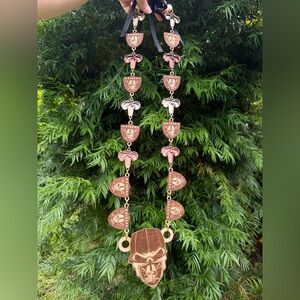 Raiders‎ wooden lei